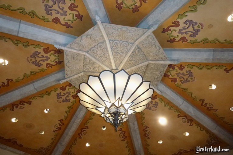 Central ceiling fixture inside the Carthay Circle Theatre at Disney’s Hollywood Studios (2011 photo)